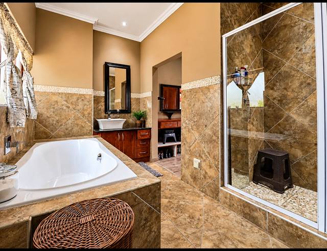 5 BEDROOM FREEHOLD FOR SALE IN MIDSTREAM ESTATE